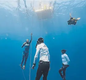  ?? FOTOS: JONATHAN SUNNEX / ALEX ST JEAN ?? La colombiana Sofía Gómez, una de las grandes estrellas de la competició­n de apnea deportiva