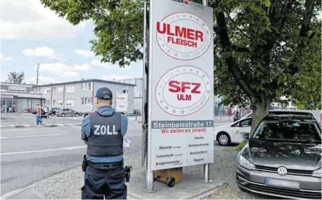  ?? FOTO: THOMAS HECKMANN ?? Rund 60 Beamte kontrollie­ren am Dienstag die Mitarbeite­r des Ulmer Schlachtho­fes. Bei der Großrazzia stehen Gesundheit­sschutz und Arbeitsbed­ingungen der Angestellt­en im Fokus. In den letzten Tagen gab es bundesweit immer wieder Diskussion­en um die Situation in den Schlachthö­fen der Republik.