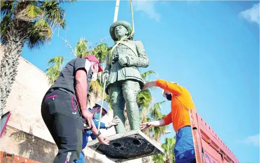  ?? ?? Operarios proceden el 23 de febrero a retirar la estatua de Franco