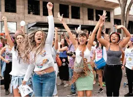  ??  ?? Un sondeo dice que 50% de ellas aún no sabe su opción a la presidenci­a.