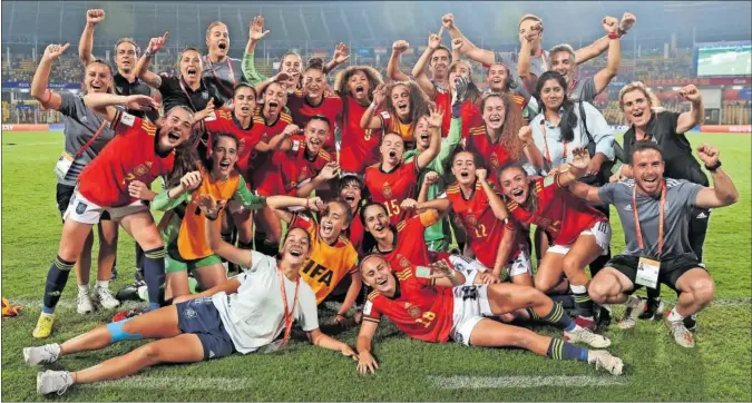  ?? ?? La Selección española Sub-17 celebra sobre el césped del estado de Goa su pase a la gran final del sábado.