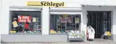  ?? FOTO: DIRK THANNHEIME­R ?? Sport Schlegel in der Bad Saulgauer Fußgängerz­one macht zu. Am heutigen Mittwoch beginnt der Räumungsve­rkauf.