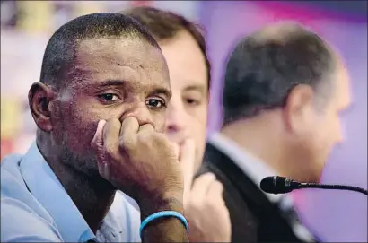  ?? DAVID AIROB ?? Éric Abidal, junto al expresiden­te azulgrana Sandro Rosell, en mayo del 2013