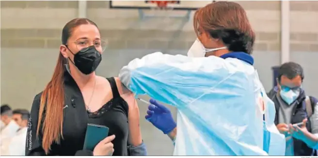  ?? ERASMO FENOY ?? Una profesora se vacuna ayer en el pabellón Andrés Mateo de Algeciras.