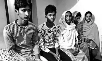  ?? ANNIE GOWEN/WASHINGTON POST ?? This is the family of Alimuddin Ansari, killed by a mob in India for transporti­ng beef, which is sacred to the Hindu faith.