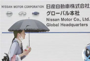  ??  ?? Lavoratric­e Nissan all’entrata dello stabilimen­to di Yokohama