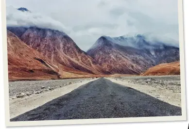  ?? ?? Embrace bright hues to stand out against the pastel landscape of Nubra Valley.