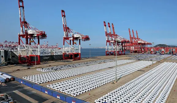  ??  ?? The first roro ship importing 1650 Renault cars to China arrivesat Qingdao Harbor.