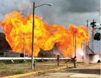  ??  ?? Personal contra incendios de Pemex y bomberos municipale­s acudieron a sofocar las llamas.