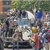  ??  ?? Protestas. Luego de dos meses de protestas para impedir una Asamblea Constituye­nte, las autoridade­s electorale­s aprobaron celebrarla.