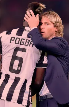  ?? LAPRESSE ?? Pavel Nedved, 42 anni, dirigente Juve, abbraccia Paul Pogba, 22