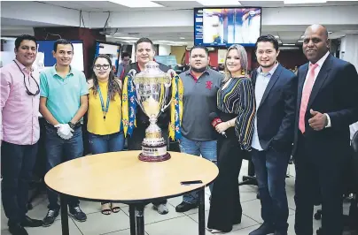  ?? YOSEPH AMAYA ?? TROFEO. El equipo de GOLAZO, el de la Liga Nacional y el de Cervecería Hondureña posan con la copa que ganará el campeón del torneo Apertura.
