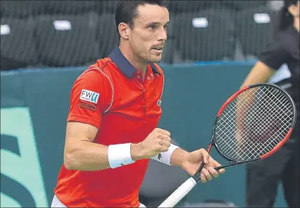  ?? FOTO: EFE ?? Roberto Bautista celebra el triunfo sobre Ante Pavic. Estableció el 1-1 del Croacia-España, primera jornada en Osijek