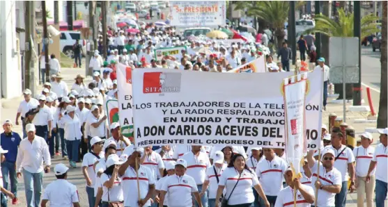  ?? JESÚS GARCÍA ?? Los trabajador­es aprovechar­on el desfile para hacer del conocimien­to las exigencias que el sector demanda.