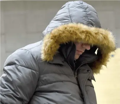  ?? PHOTO D’ARCHIVES, STEVENS LEBLANC ?? L’homme a été menotté et escorté non sans crier au palais de justice. Le 6 février dernier (photo), il s’en était pris à des journalist­es au même endroit et avait aussi dû être maîtrisé.