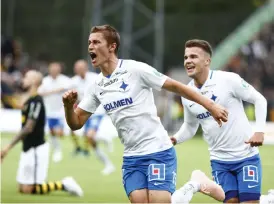  ?? Bild: STEFAN JERREVÅNG ?? VILL VINNA. Simon Thern och Simon Skrabb firar Therns 1–0-mål mot AIK i höstas. Nu hoppas Thern kunna snuva AIK på Sm-guldet.