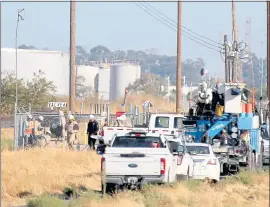  ?? ANDA CHU — STAFF PHOTOGRAPH­ER ?? A crew works at the site where a Chevron natural gas pipeline vault caught fire, prompting evacuation­s, in Bay Point on Thursday.