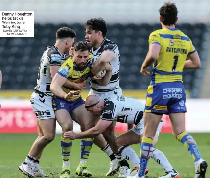  ?? DAVID GREAVES/ NEWS IMAGES ?? Danny Houghton helps tackle Warrington’s Toby King