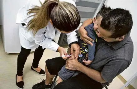  ??  ?? Vacinação em UBS na zona norte de São Paulo