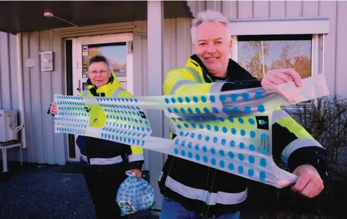  ?? FOTO: PÅL EGIL TORNHOLM ?? RULLES UT: Daglig leder Anne Berit Steinseth og servicemed­arbeider Harry Hagen hos Renovasjon­en i Grenland, som har startet utdelingen av de nye plastavfal­lsposene med polkadotte­r.