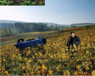  ??  ?? Seconder. Contre la pénurie de main-d’oeuvre : Bakus, de l’entreprise Vitibot (Reims), utilisé ici par le viticulteu­r Paul-Vincent Ariston (Champagne), est un robot enjambeur électrique de désherbage.