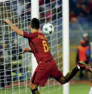  ??  ?? Centro Perotti segna al Qarabag, la Roma è agli ottavi