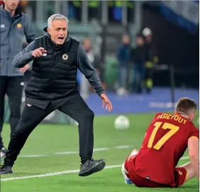  ?? ?? José Mourinho
viveu as incidência­s do jogo com grande intensidad­e