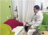  ??  ?? Chen Dongyu treats a female patient who has had neck pain for 20 years at Charles University’s medical school in the Czech Republic. — Ti Gong