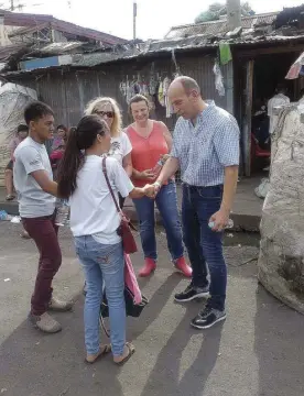  ?? Photo from the British Embassy Manila ?? Ambassador Pruce visits a community in Tondo in the aftermath of a fire in August, just a week after he arrived in Manila. He met with the families and organizati­ons helping to make conditions in the community better.