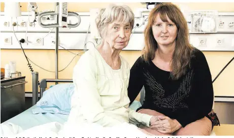  ??  ?? Schlaganfa­ll-Patientin Maria Pavliczek mit ihrer Tochter Monika Smelik: „Es war klar, dass sich das Spital abputzt“