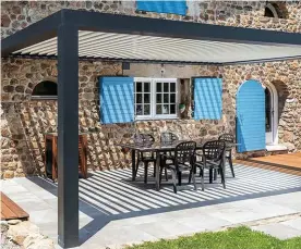  ??  ?? 2. La pergola à lames orientable­s en aluminium « Luciole » offre jusqu’à 24 m2 d’ombre par module. En position semi-ouverte, les lames assurent une protection solaire efficace et une ventilatio­n naturelle sans assombrir l’intérieur de la maison. Installux Aluminium / Côté Baies