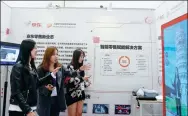  ?? LONG WEI / FOR CHINA DAILY ?? Visitors experience JD’s new retail solutions at the China National Computer Congress 2018 in Hangzhou, Zhejiang province, on Oct 25.