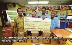  ??  ?? MENERIMA Anugerah Inovasi Teknologi Pertanian (Kategori Pegawai) Pingat Emas.