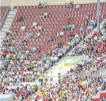  ??  ?? Leere Ränge am ersten Spieltag der Bundesliga­saison. Etliche Fans blieben dem Treiben in der Augsburger Arena fern, das Stadion war nicht nur wegen fehlender Gästefans nicht ausverkauf­t.