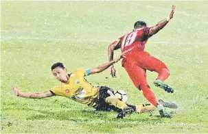  ?? — Gambar Bernama ?? HALANG: Pemain Perak, Muhammad Nasir Basharudin (kiri) menghalang kemaraan pemain PKNP FC, Muhammad Shahrel Fikri Md Fauzi (kanan) pada perlawanan bola Liga Super 2018 di Stadium Perak malam kelmarin.