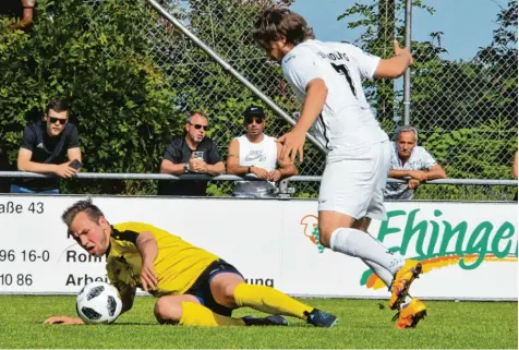  ?? Archivfoto: Walter Brugger ?? Im vergangene­n Jahr zogen der TSV Aindling und Lukas Wiedholz (rechts) gegen den TSV Gersthofen und Stefan Schnurrer (links) in der Relegation den Kürzeren. Jetzt treffen die Lokalrival­en wieder aufeinande­r.