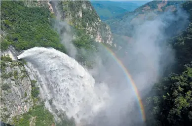  ?? FOTO: YOSEPH AMAYA ?? El Cajón.
Las descargas podrían finalizar hoy de acuerdo con la medición del nivel en el embalse de