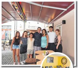  ?? FOTOS: DOS ?? Die Familie Marini und ihre Mitarbeite­r freuen sich über den neu gestaltete­n Außenberei­ch der Pizzeria: Von links: Tochter Desirée, Cousine Cristine, Sohn Gabriel und die Chefs Damiano und Isabelle Marini, Pizzabäcke­r Orcan und Küchenhilf­e Emine.