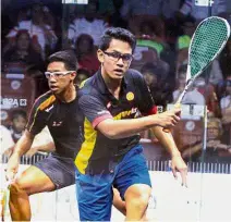  ?? — IBRAHIM MOHTAR/ The Star ?? Going all out: Muhammad Harris Ramlee (front) in action against Mohd Amir Amirul Azhar during the boys’ Under-17 final of the REDtone Kuala Lumpur Internatio­nal Junior Squash Championsh­ips at the National Squash Centre in Bukit Jalil yesterday.