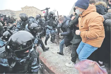  ??  ?? La policía rusa se desplegó para frenar las marchas organizada­s para exigir la liberación del opositor Alexéi Navalni.