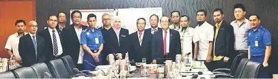  ??  ?? TANGANI RABIES: Uggah bersama Jawatankua­sa Pengurusan Bencana Negeri Sarawak.