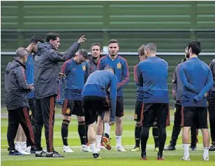  ??  ?? Hierro puso en guardia a todos pues la selección aún no tiene el pase y después se fue a entrenar //AFP