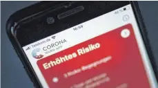  ?? FOTO: FLORIAN GAERTNER/IMAGO IMAGES ?? Die Corona-Warn-App informiert die Nutzer über potenziell­e Risikokont­akte. Doch nicht jeder ist davon überzeugt.