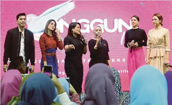  ??  ?? Sebahagian artis yang hadir pada sesi beramah mesra bersama peminat pada Festival Anggun Life di Pusat Konvensyen Setia Alam, Setia Alam City.