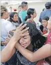  ??  ?? Frontera. Una madre llora al ser devuelta a Guatemala sin su hija.