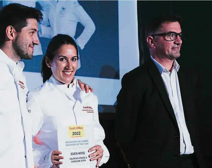  ?? Foto: Anouk Antony ?? Caroline Esch und Valérian Prade nehmen ihre Auszeichnu­ng bei der „Gault & Millau“-Verleihung entgegen.