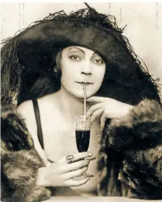  ?? FOTO: STIFTUNG DEUTSCHE KINEMATHEK ?? Ein Superstar des Stummfilms: die Dänin Asta Nielsen (1881-1972) auf einer historisch­en Starpostka­rte.