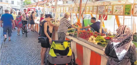  ?? FOTOS: BASTIAN SCHMIDT ?? Gesund, bunt und lecker geht es auf dem Leutkirche­r Wochenmark­t zu.