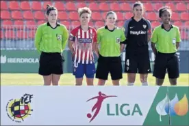  ??  ?? FÚTBOL. El trío arbitral antes de empezar el Atlético-Sevilla..