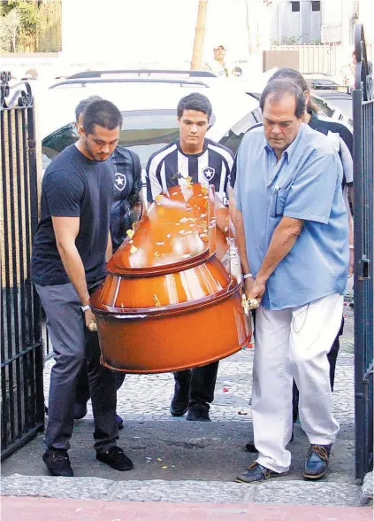  ??  ?? O corpo de Bebeto de Freitas é levado para o velório na sede do Botafogo, em General Severiano